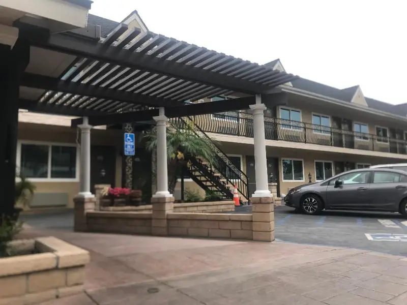 Walnut Inn and Suites Main image