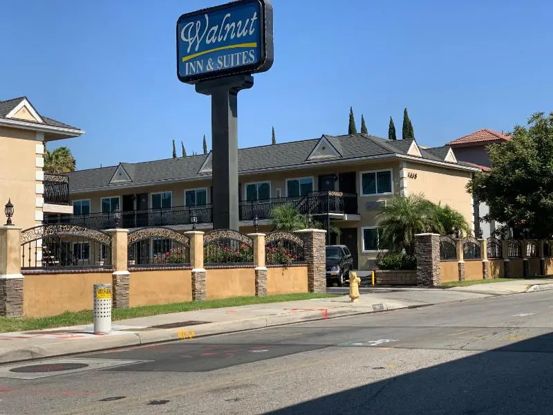 Walnut Inn and Suites 4