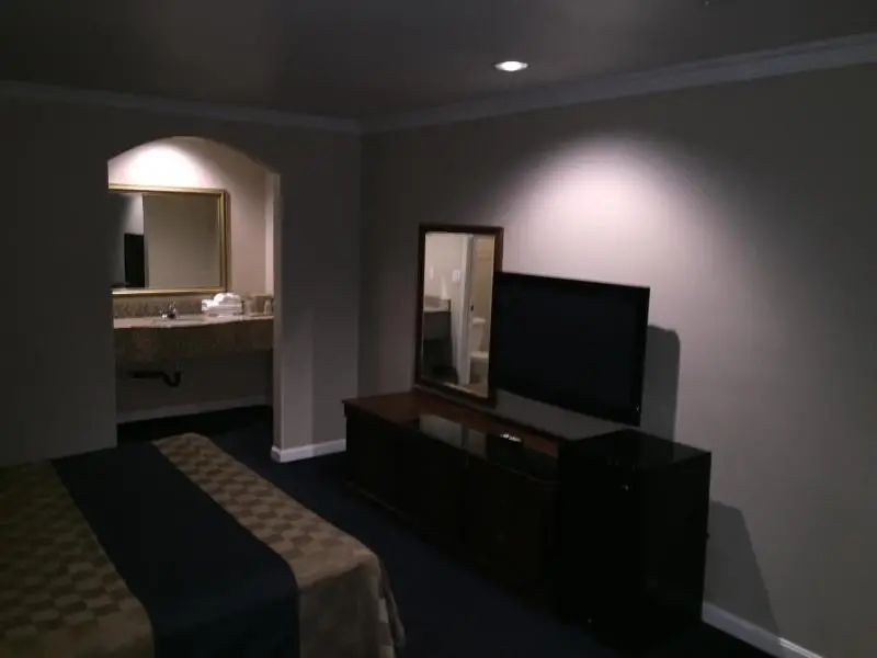 Walnut Inn and Suites 6