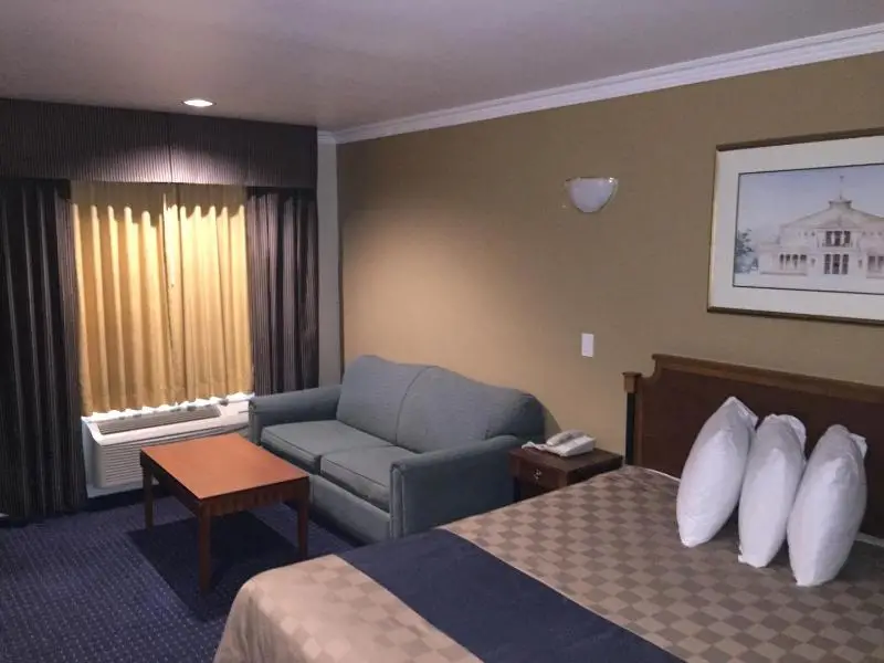 Walnut Inn and Suites 7