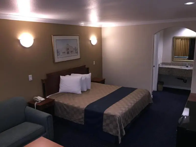 Walnut Inn and Suites 8