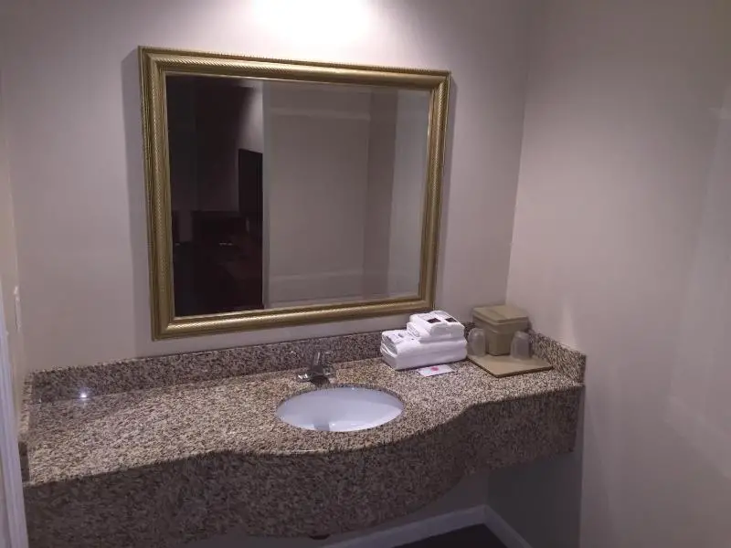 Walnut Inn and Suites 9